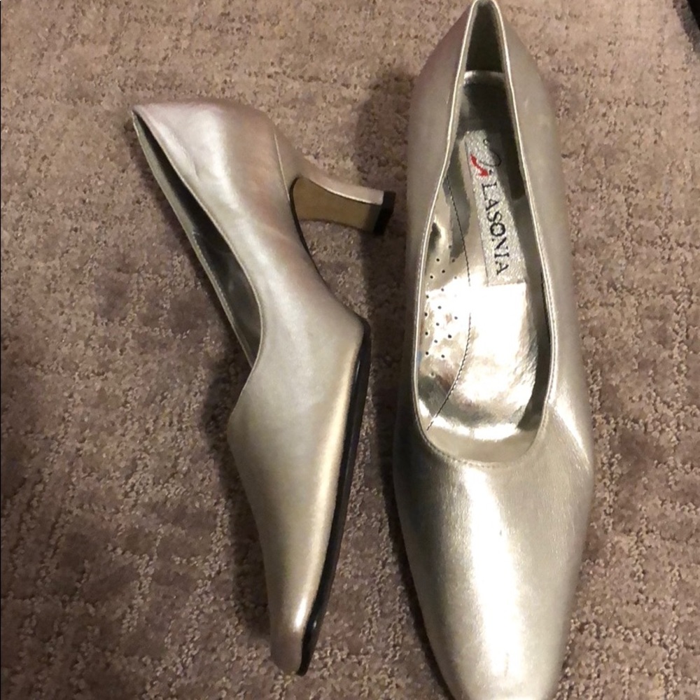 Vintage pointed toe kitten heels 👠